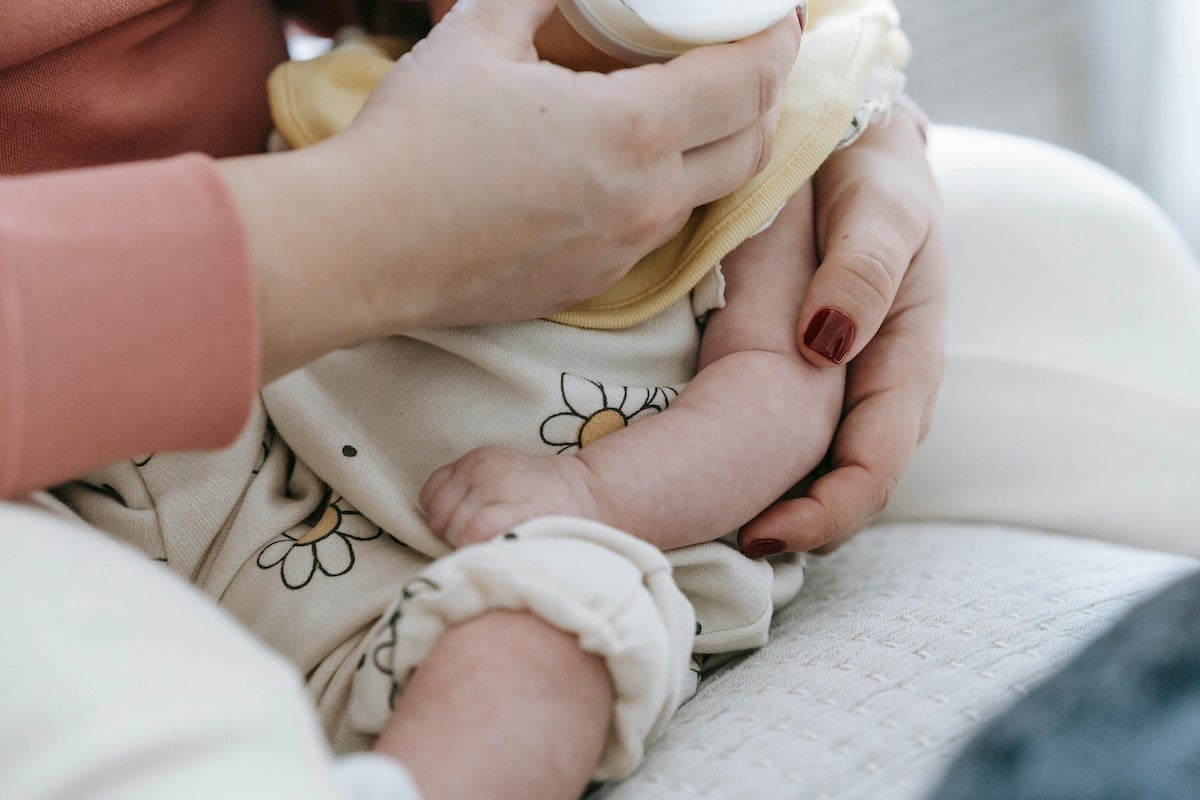 1日8～12回以上のことも。時間よりも欲しがるタイミングで授乳を