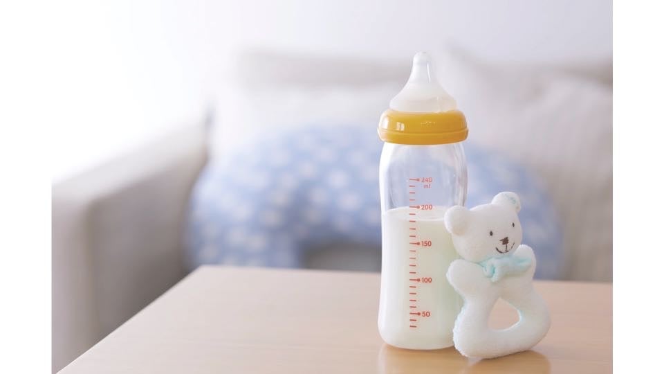 授乳量を増やすことで排便が促されます