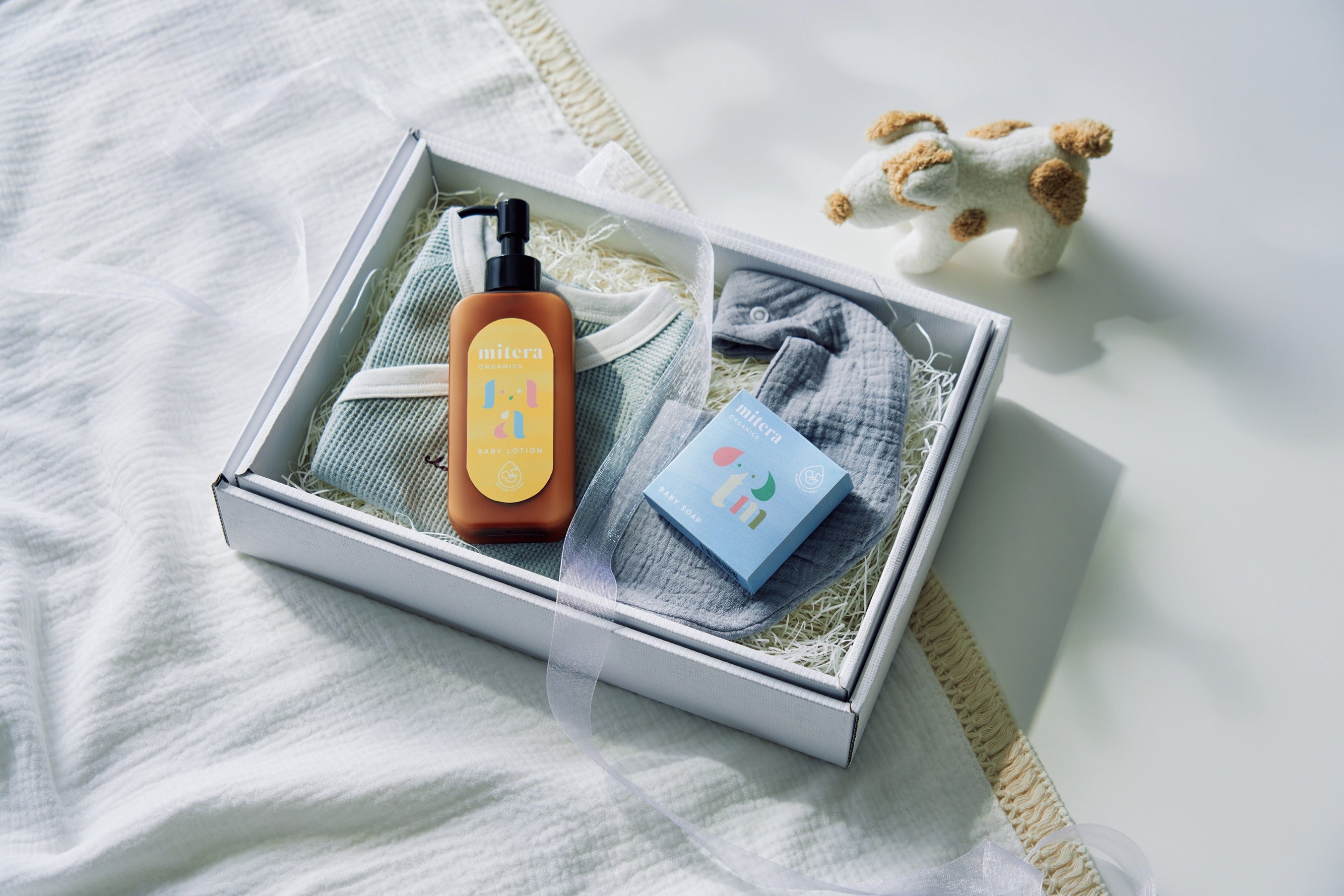 miteraシリーズのベビーケアは、赤ちゃんを守る羊水や胎脂を参考に作られています。羊水に含まれるアミノ酸と、胎脂に含まれるスクワランが、赤ちゃんのお肌をやさしく包み込みます。