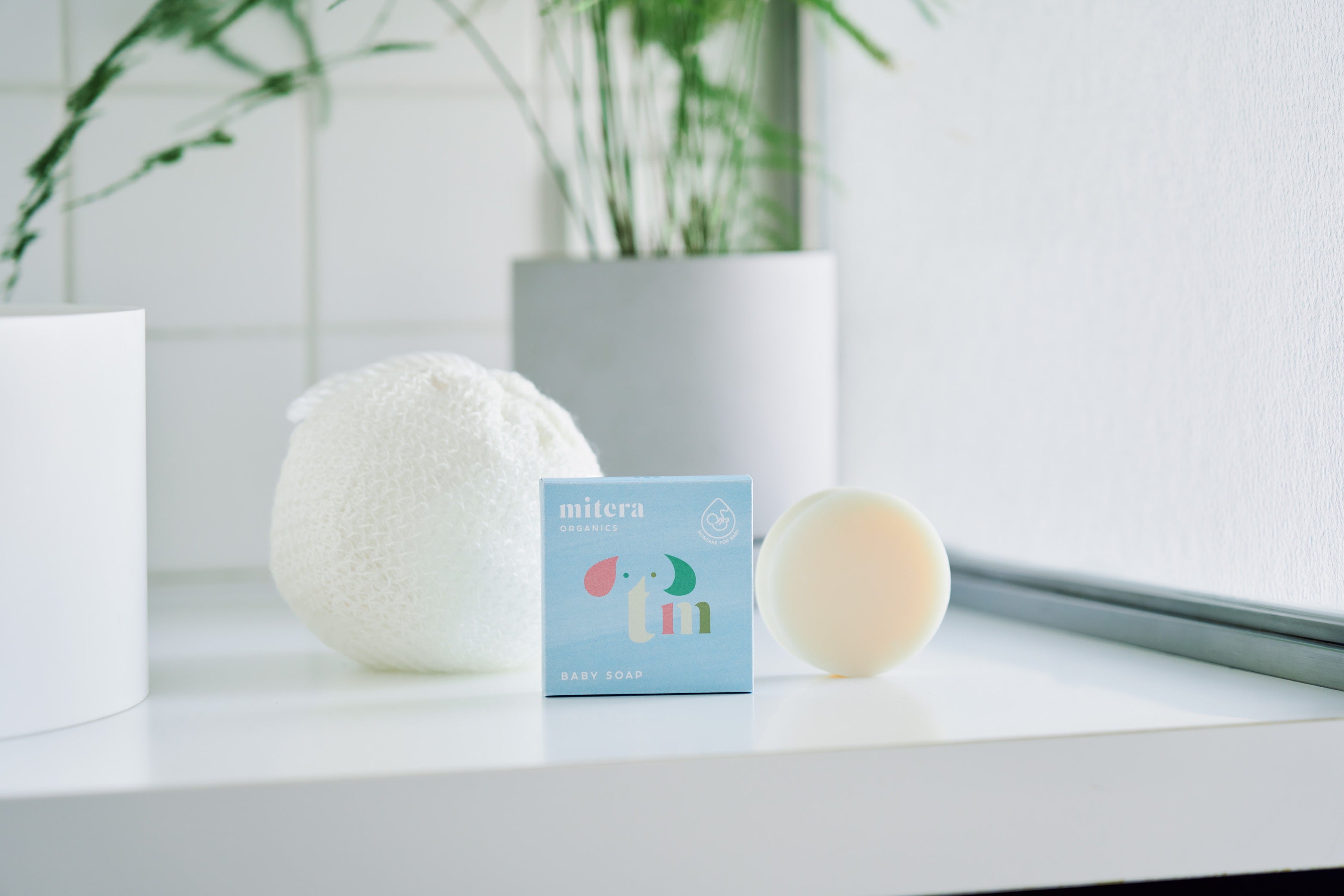 mitera organics ベビーソープは、羊水に含まれる10種のアミノ酸と、胎脂に含まれるスクワランが、赤ちゃんのお肌をやさしく包み込みます。