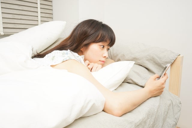 女性が妊活中にやってはいけないこと2つ目は、睡眠不足や不規則な生活です。
