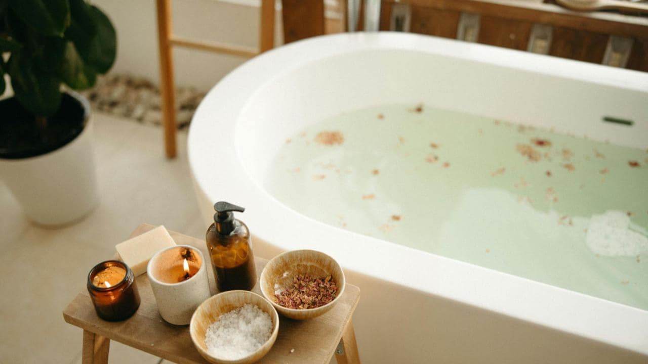 入浴は睡眠の質を高める効果的な方法の一つです。  38～40度くらいのぬるま湯に20分程度浸かると、休息時に働く副交感神経が優位になり、リラックス効果が高まります。