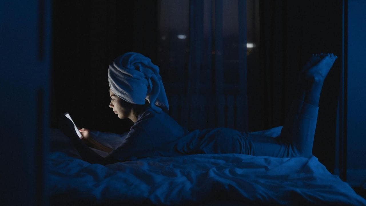 スマートフォンやパソコンから発せられるブルーライトは、睡眠ホルモンであるメラトニンの分泌を抑制してしまいます。