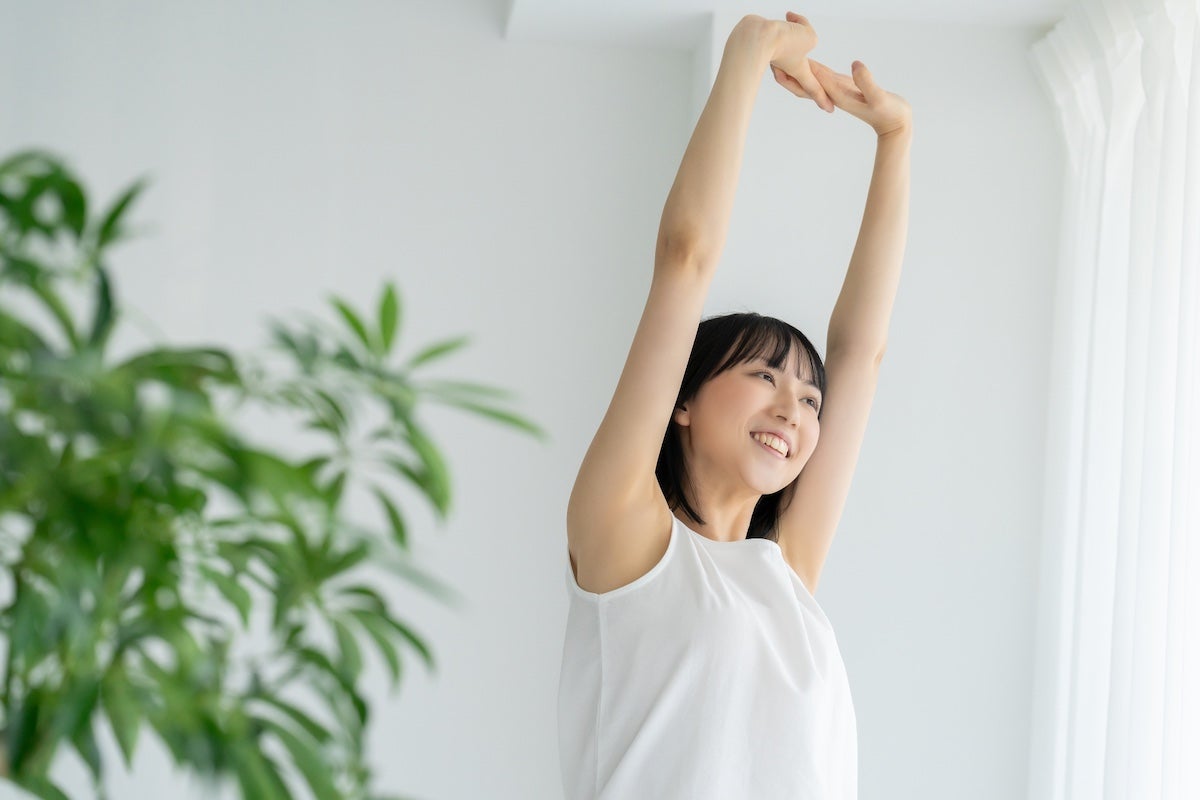 朝は両手を上に伸ばして深呼吸、夜はベッドに吸い込まれるイメージで眠ってしまうだけ