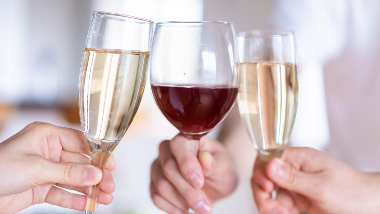 妊活中の飲酒は男女ともに妊娠率を下げる可能性があるため、できるだけ控えることがのぞましいです。