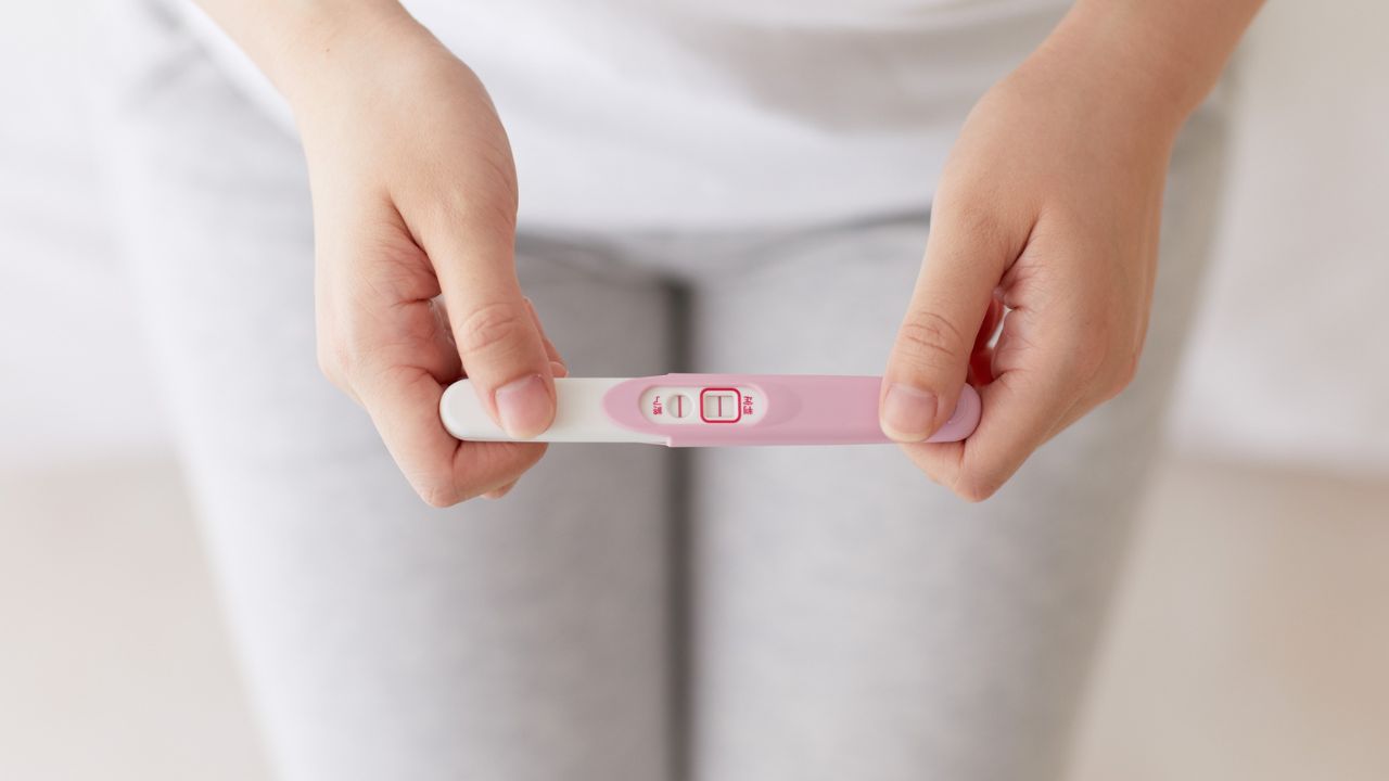 妊娠が判明したら、すぐに禁酒を始めることが何よりも重要です。妊娠初期は赤ちゃんの重要な器官がつくられる時期であり、アルコールが胎児に与える影響が大きくなります。