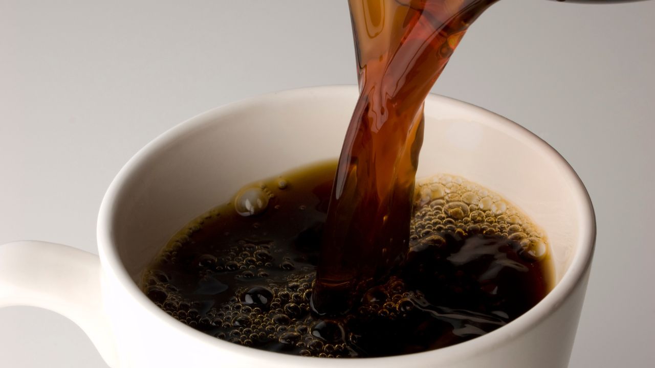 コーヒー1～2杯では足りない方は、デカフェやカフェインレスの飲み物を上手に取り入れるとよいでしょう。