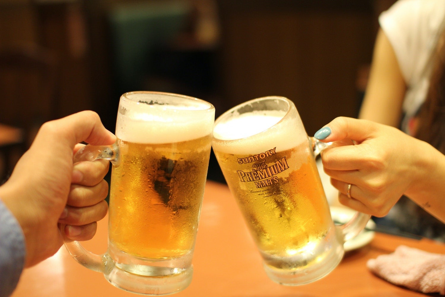 ２人組がビールで乾杯しています。
