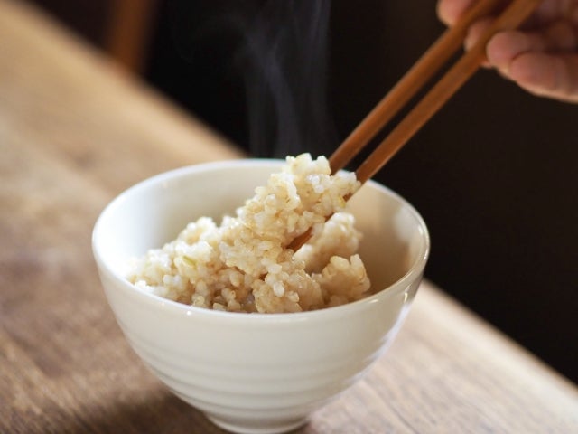 白い茶碗の中の玄米ご飯