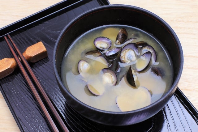 黒いお椀に盛られたシジミの味噌汁