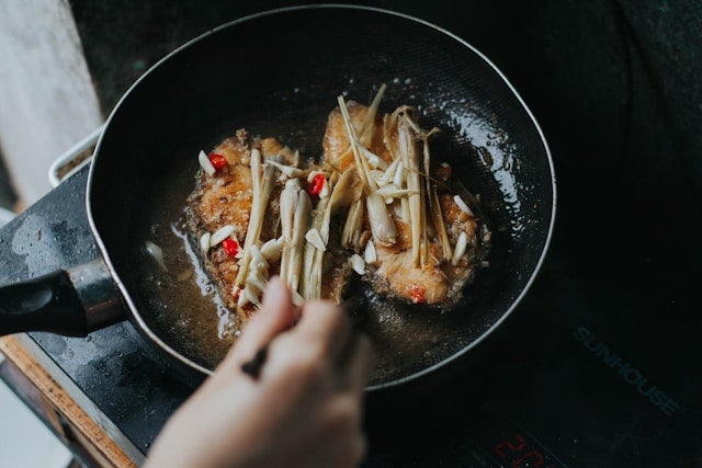 フライパンで食材を揚げ焼きする