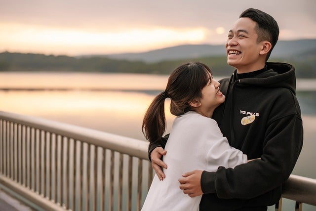 これから妊活を始める仲の良い2人の様子。このように笑顔で妊活を乗り越えていってほしいです。