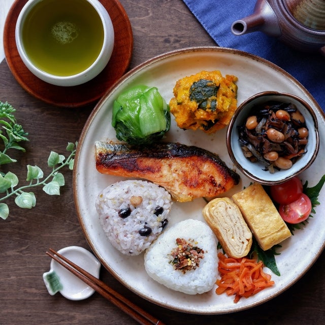 栄養バランスのよい食事を心がけ、できる範囲で睡眠や休息をとりながら体調を整えることも、白斑の予防につながります。