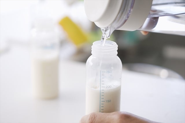 母乳かミルクかという選び方に正解はなく、赤ちゃんが安心して飲めて、ママの体と気持ちが守られる方法ならどれでも大丈夫です。