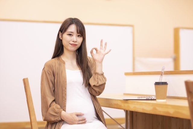 OKサインをする妊婦さん