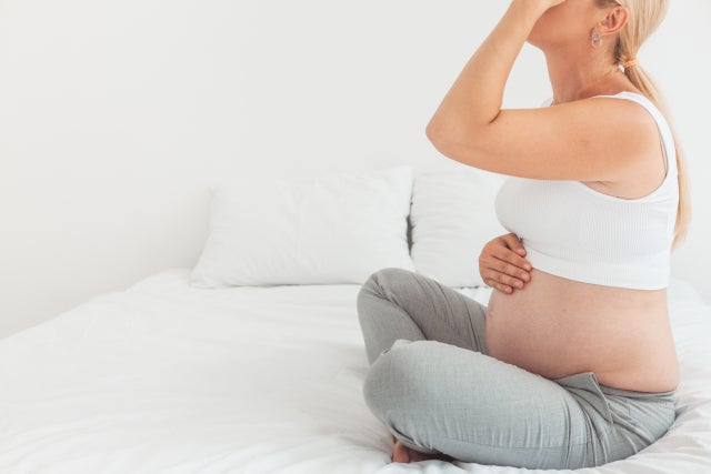 鼻をおさえる妊婦さん