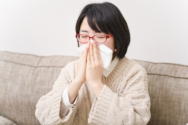 鼻をかむ女性