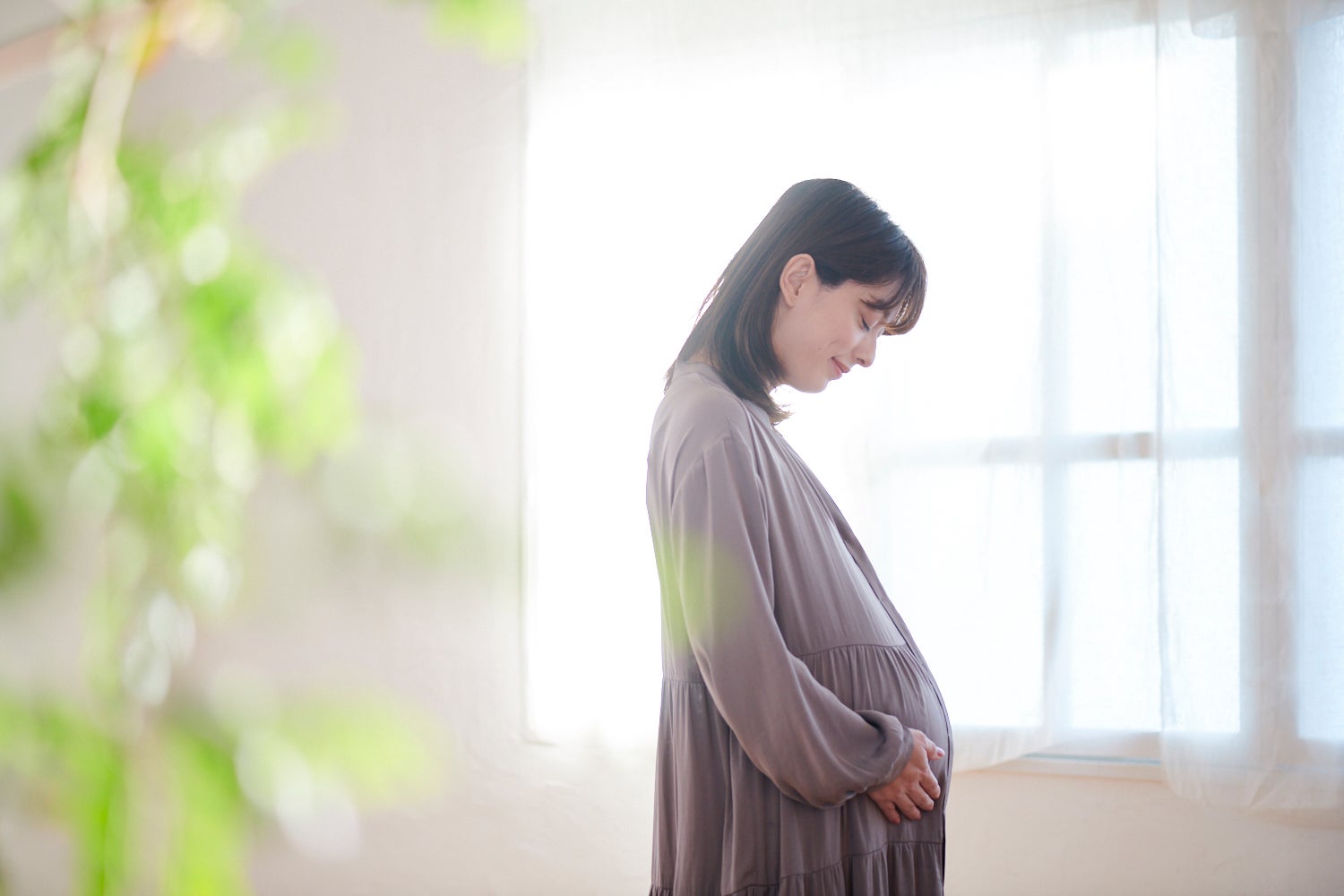 お腹を押さえている妊婦さん