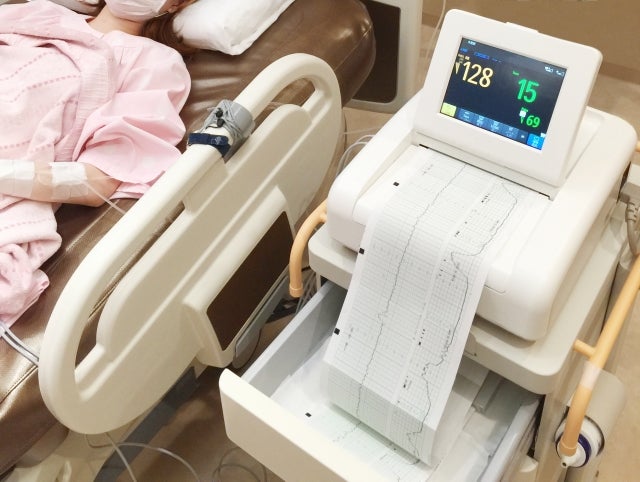 NSTを受ける妊婦さん