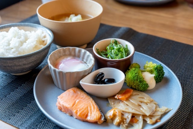 ご飯と汁物、数点の小鉢を揃えた食事