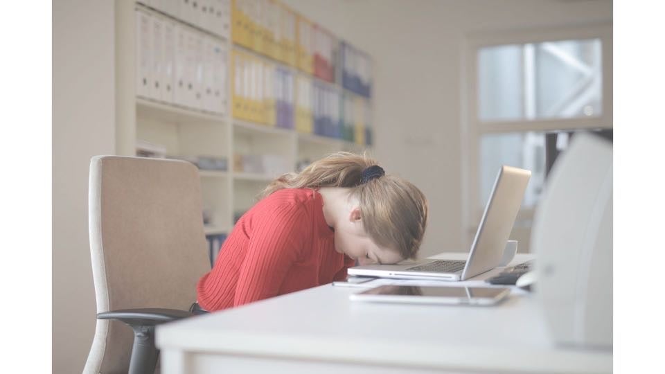 排卵期に倦怠感や眠気を感じることがあります