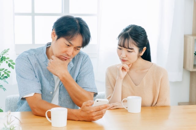 精子の酸化ストレスについて調べていると、「自覚症状はあるのか」「自然に改善することはあるのか」など、さまざまな疑問を感じる方もいるでしょう。