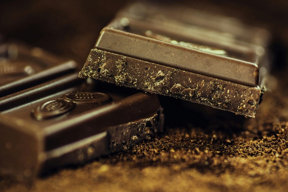 一般的なチョコレート100g中には、カフェインが30mgほど含まれる
