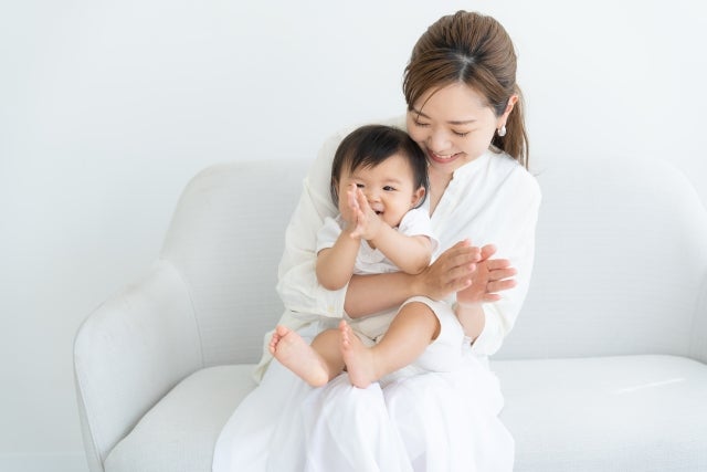 手を叩いている赤ちゃんとお母さんの写真