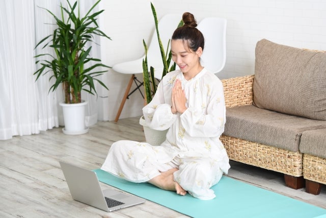 産後ダイエットはストレッチやヨガなどの軽い運動を取り入れるのがポイント