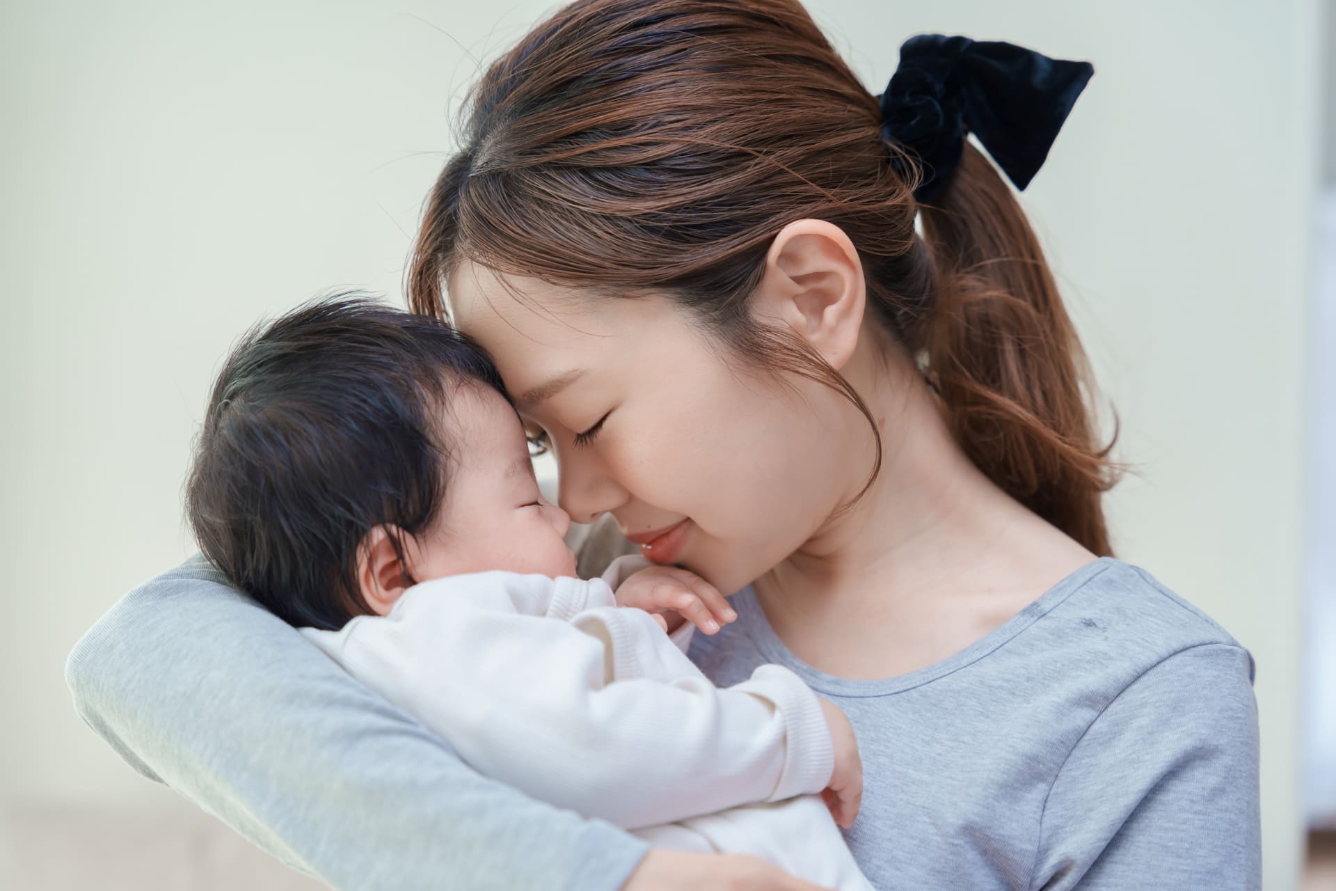 産後は目の不調を感じやすい時期。一時的な場合がほとんどなので、無理をせず目や身体を休めながら過ごすことが大切