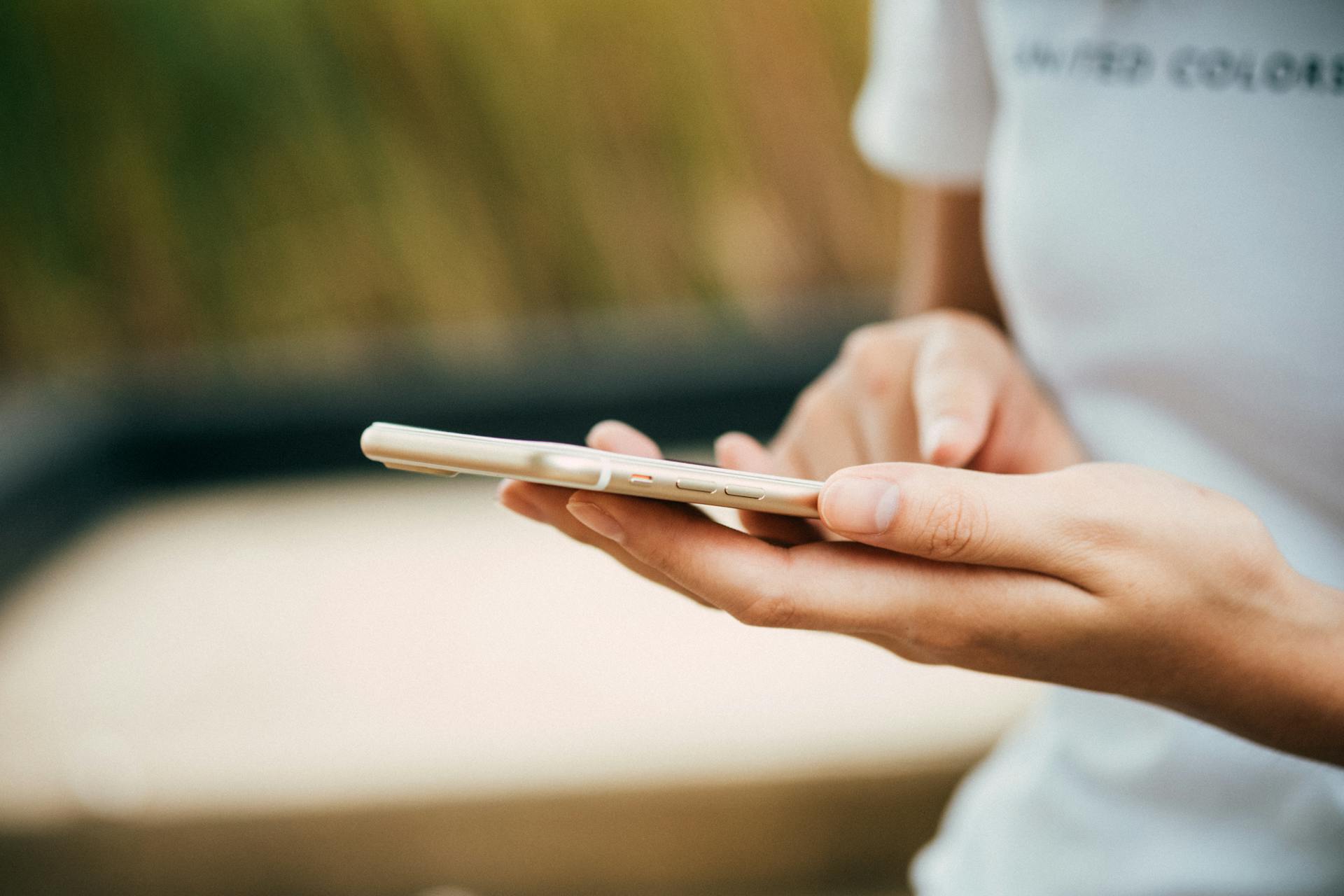 スマホの発するブルーライトは目の疲れを招きやすい