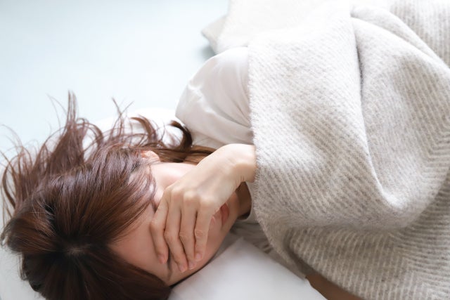ベッドに横になる女性