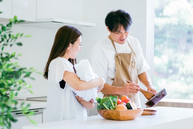 家事を手伝う男性