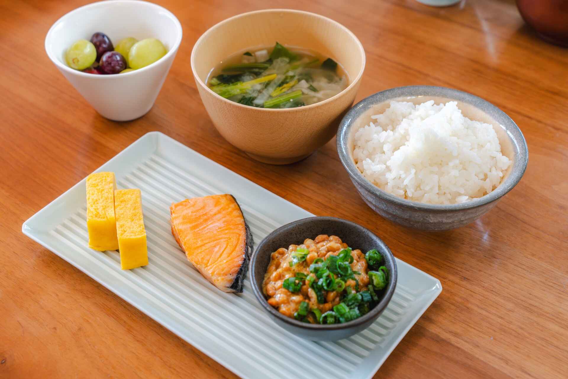 むくみ軽減に役立つ栄養素や、注意したい食べ物を紹介