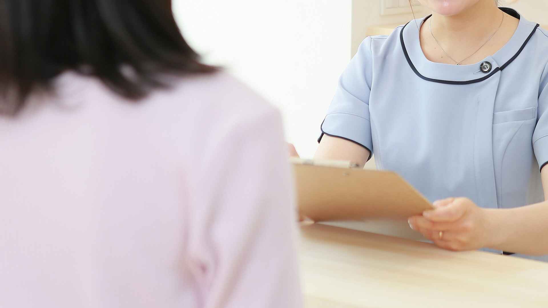 むくみが1か月以上続く場合やむくみ以外の症状が見られる場合は病院へ