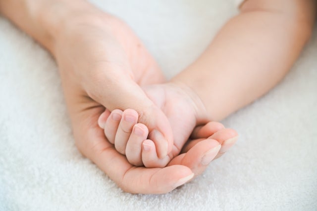 子宮の収縮が進むにつれて、悪露の量が少しずつ減り、色も茶色やピンク色に変化していきます。