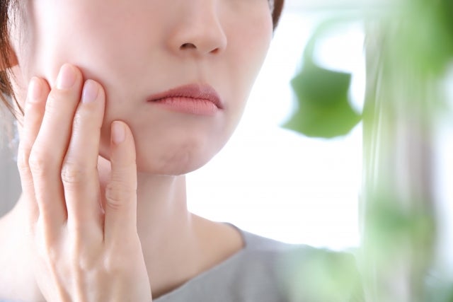 産後の肌荒れには、ホルモンバランスの変化だけでなく、さまざまな原因が関係しています。