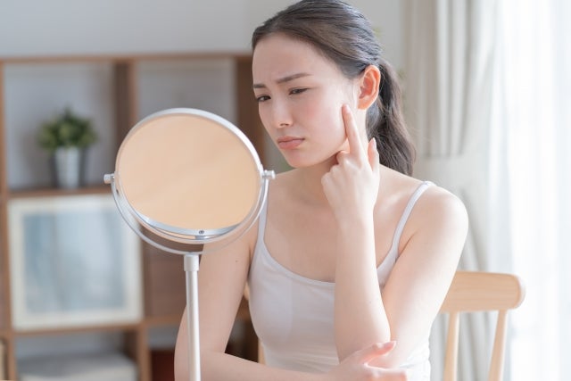 産後は、ホルモンバランスの変化や睡眠不足、生活リズムの乱れなど、さまざまな影響で肌の状態が変わりやすい時期です。