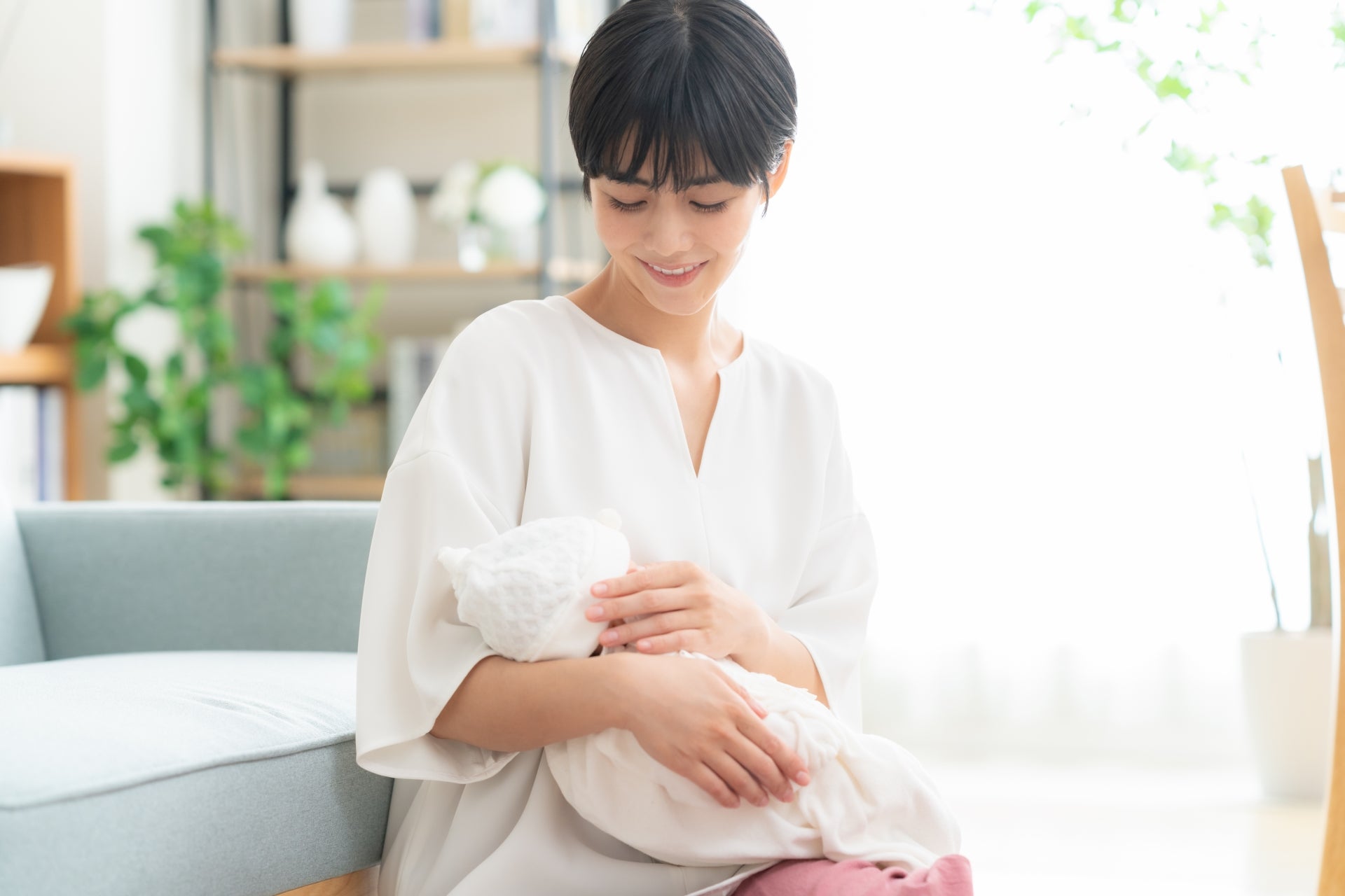 産後の赤ちゃんとの生活は24時間休みなし。出産の疲れが取れないまま、まとまった睡眠を取るのが難しい状態が続き、疲労が蓄積すると精神的に不安定になりやすくなります。