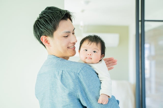 体が疲れたり睡眠が不足したりすると、マタニティブルーズや産後うつになりやすいため、まずは今のママの生活を見直してみましょう。そのためには家族のサポートが大切です。