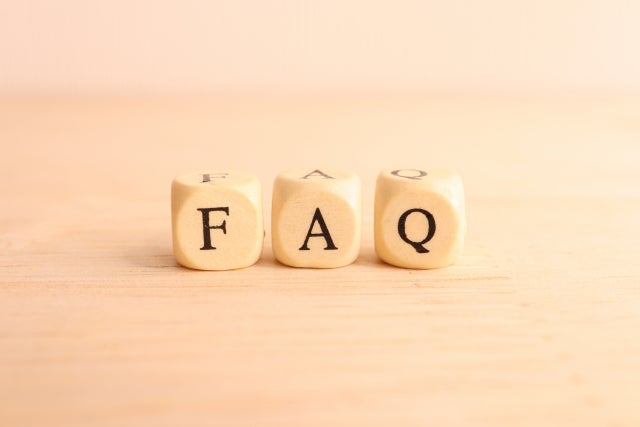FAQと書かれた木製ブロック