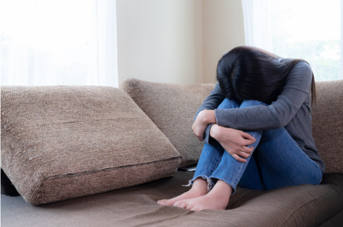 産後の睡眠の質がよくない女性がうつ病となる可能性は、睡眠の質がよい女性と比べると3倍ほど高い