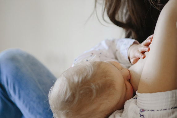 寝不足の状態が続くことで、ホルモンのバランスが崩れてしまい、その結果、母乳の分泌が減ってしまう可能性も