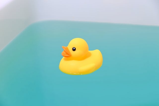 湯船に浮かぶアヒルのおもちゃ