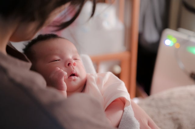 夜間に赤ちゃんの世話をする人
