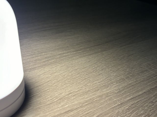 床に置かれ暗闇を照らす授乳ライト