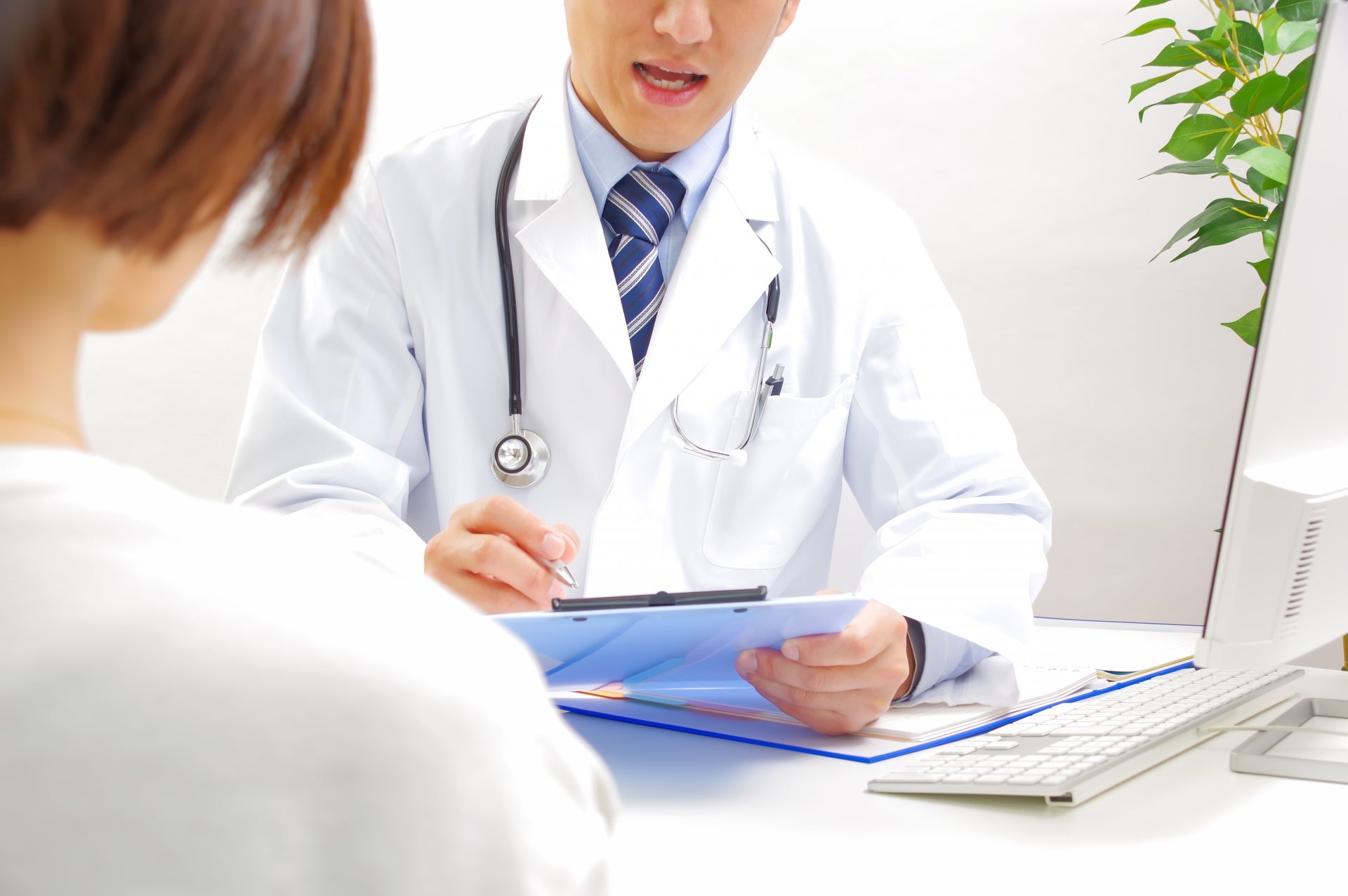 妊娠中の膀胱炎の治療法は、しっかりと水分摂取をすることと、抗菌薬は決められた日数すべてを飲みきることです。妊娠中に薬を服用することで不安になるママもいるかもしれませんが、病院に受診すると赤ちゃんに影響のない薬が処方されます。