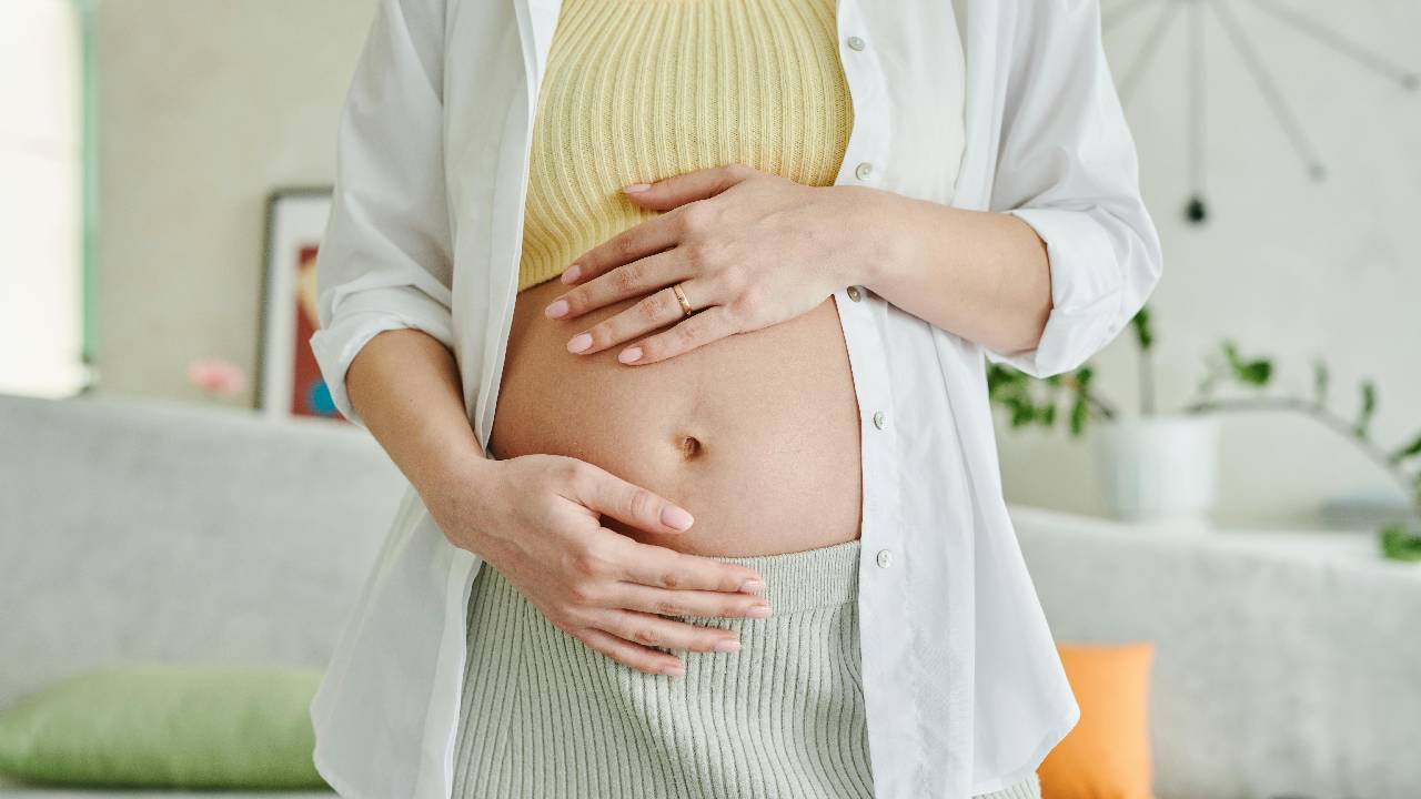 妊娠中に無理なくヘアカラーをするなら、妊娠初期と後期はなるべく控えて、体調が安定しやすい安定期（妊娠5～7か月ごろ）がおすすめです。