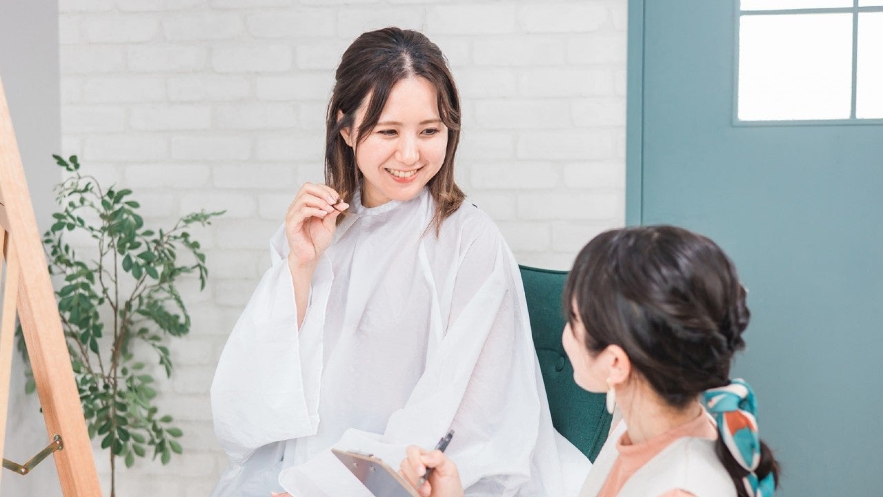 「根元が目立ちにくいカラー」や「伸びても自然にまとまりやすいスタイル」を美容師さんに相談してみましょう。
