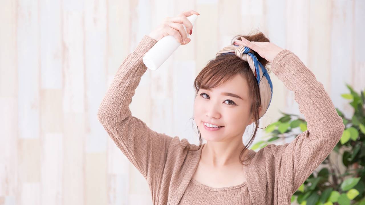 伸びてきた根元や気になってしまう白髪は、ヘアバンドやカチューシャを使えばおしゃれにカバーできます。
